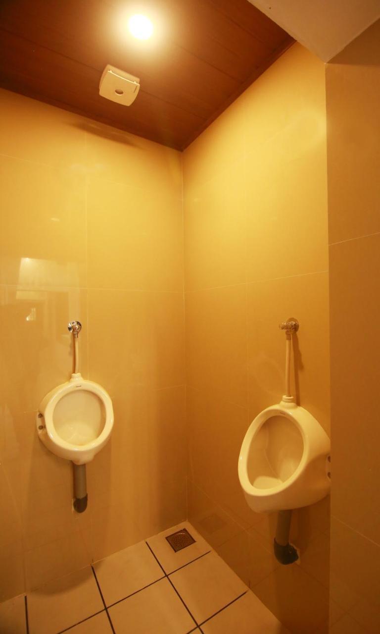 The Metro Pod - Backpackers A/C Dormitory Kochi Exterior photo