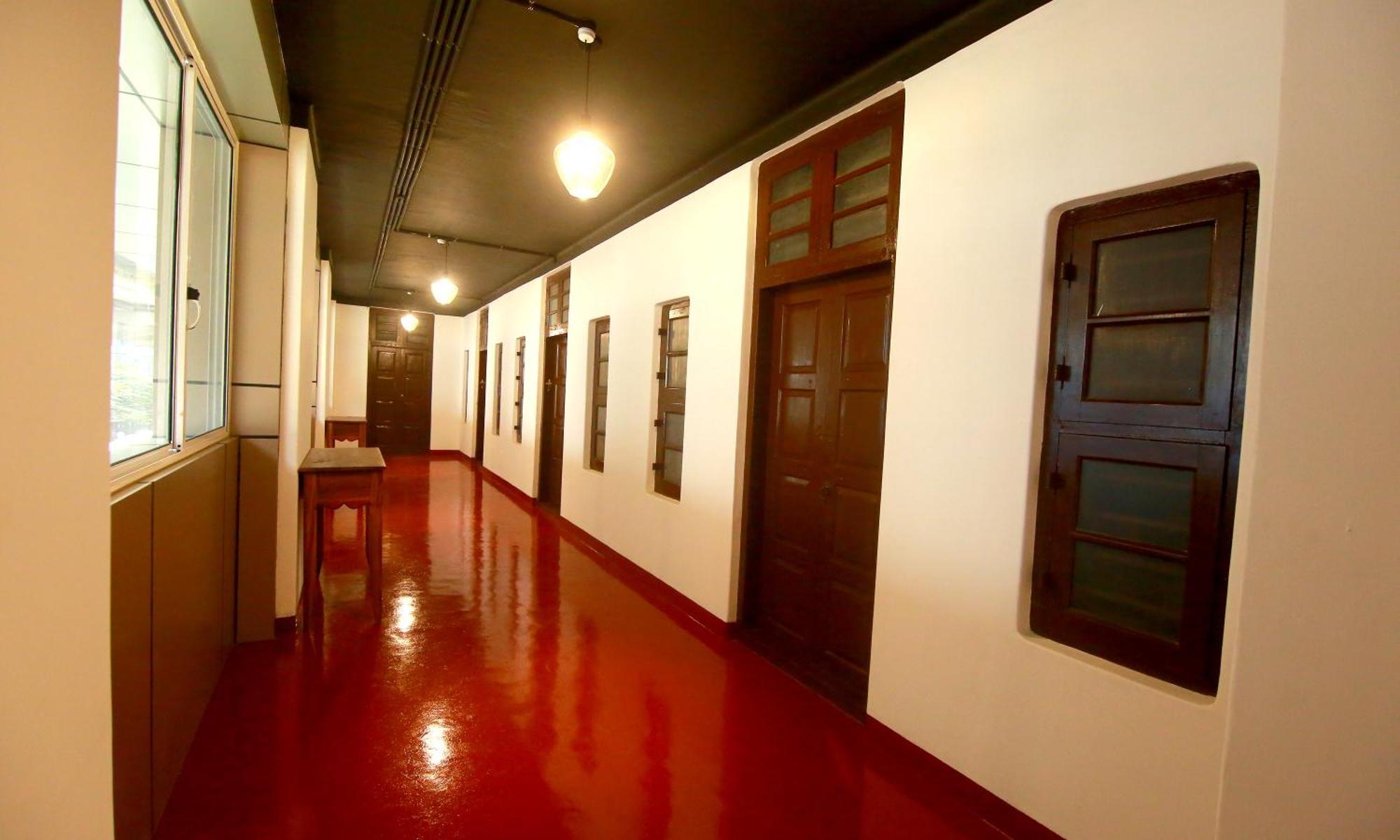 The Metro Pod - Backpackers A/C Dormitory Kochi Exterior photo