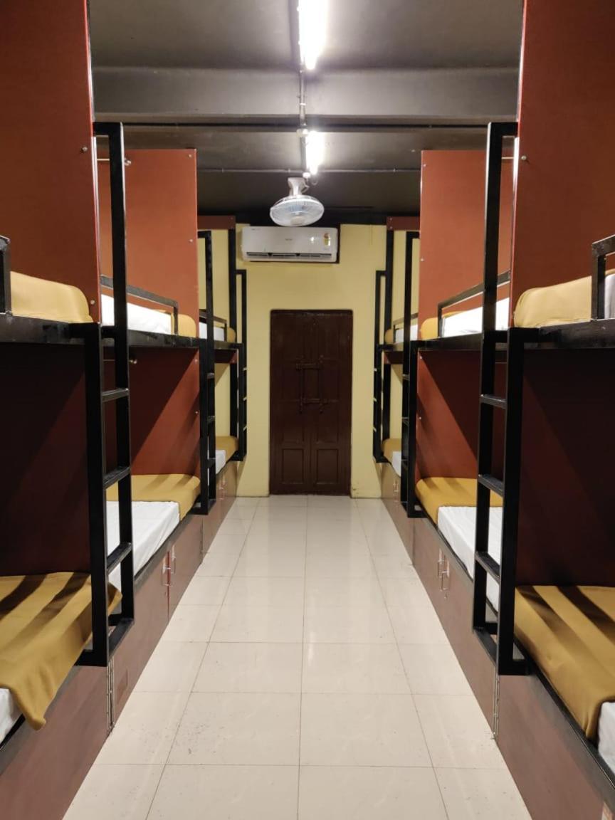 The Metro Pod - Backpackers A/C Dormitory Kochi Exterior photo
